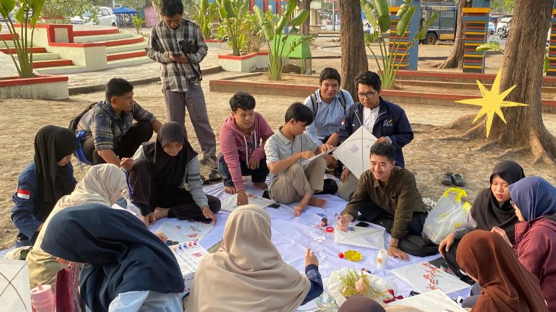 Anak Muda Terbangkan Layang-layang untuk Bela Palestina