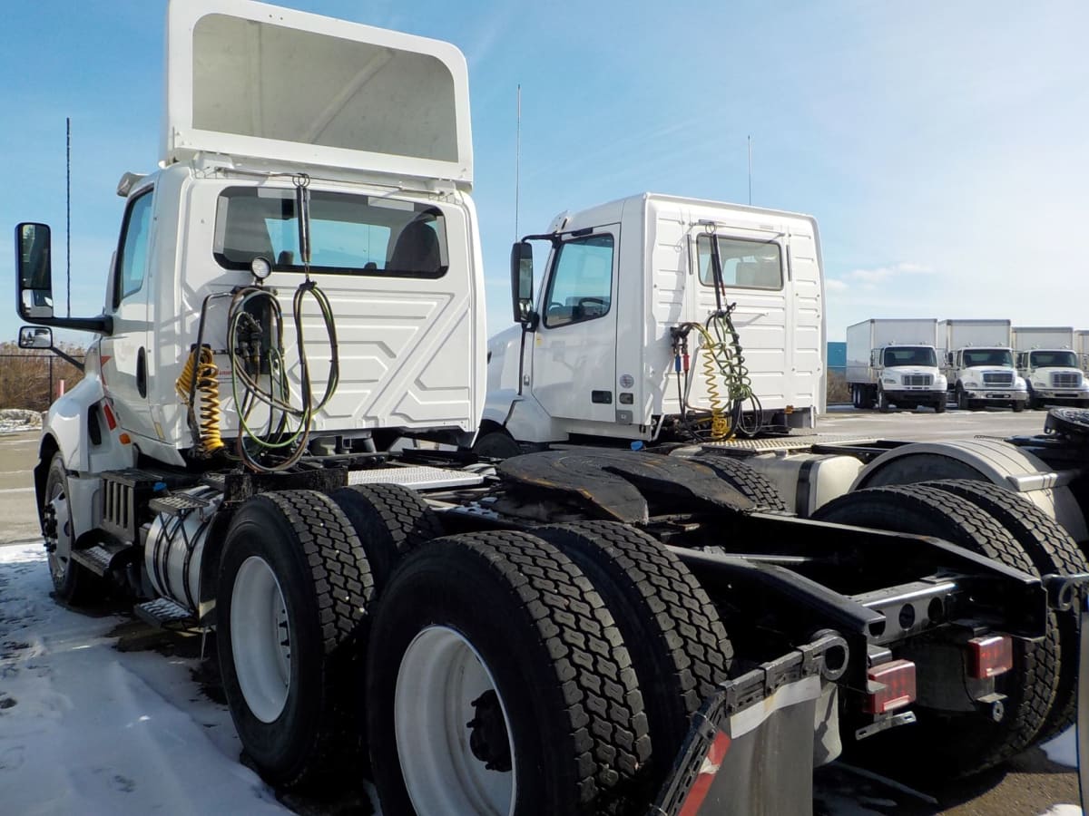 2019 Navistar International LT625 DAYCAB T/A 814382