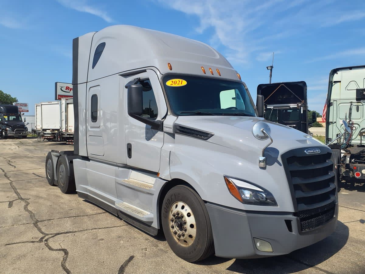 2021 Freightliner Cascadia in Oak Creek, WI — photo 3