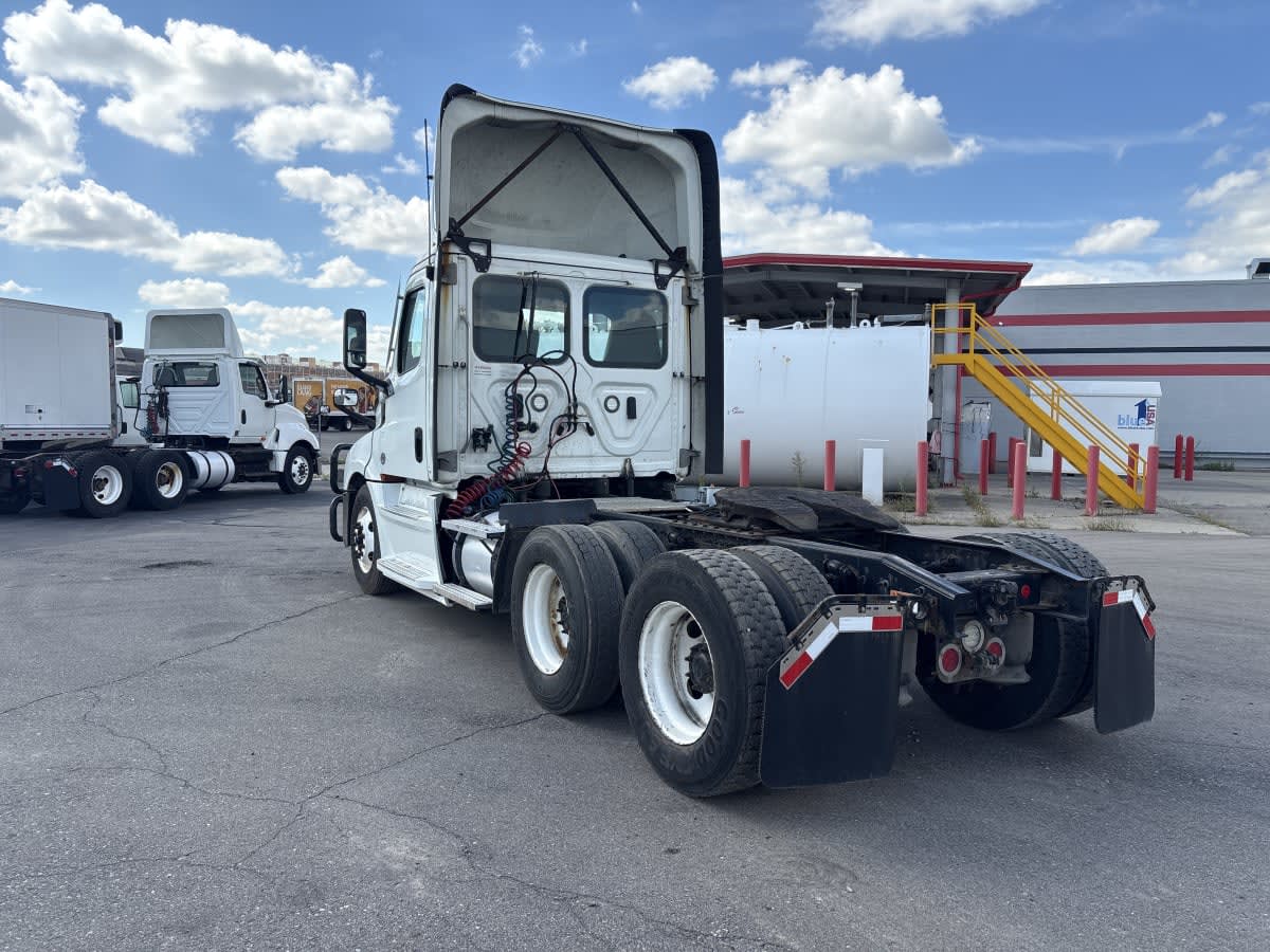2021 Freightliner Cascadia in Taylor, MI — photo 6