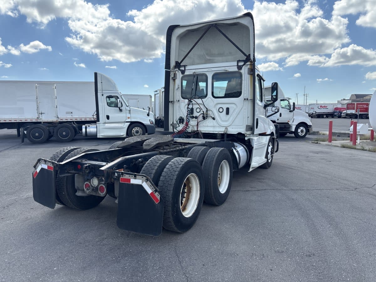 2021 Freightliner Cascadia in Taylor, MI — photo 4