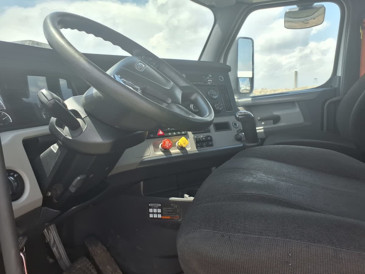2021 Freightliner Cascadia in Taylor, MI — photo 7