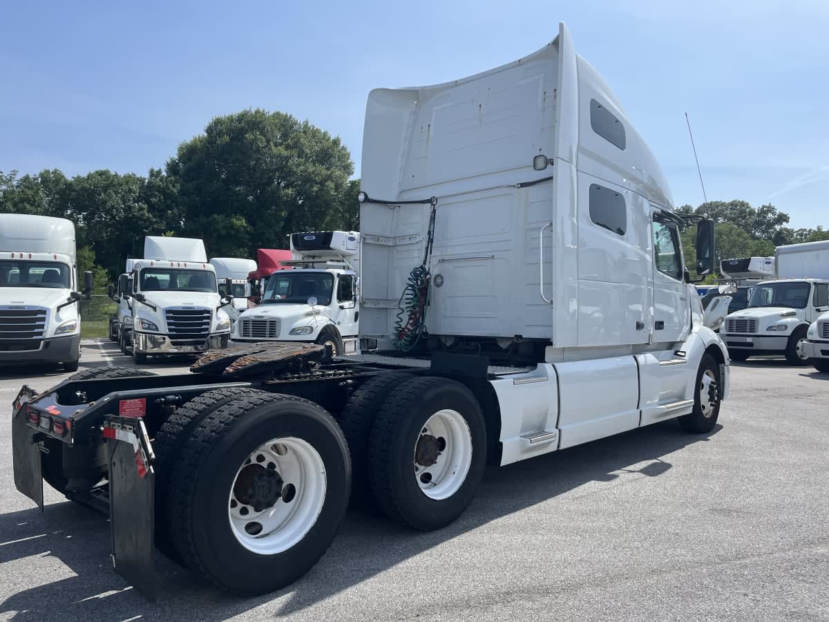 2021 Volvo VNL 860 in Beltsville, MD — photo 4