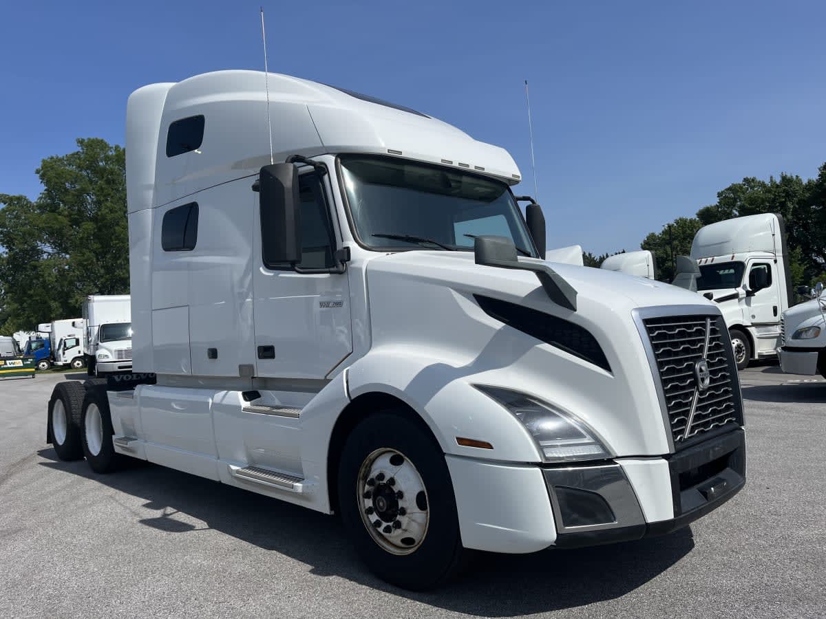 2021 Volvo VNL 860 in Beltsville, MD — photo 3