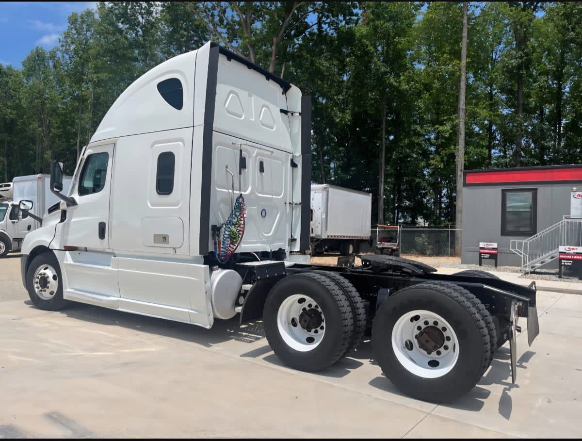 2021 Freightliner Cascadia in Greensboro, NC — photo 6