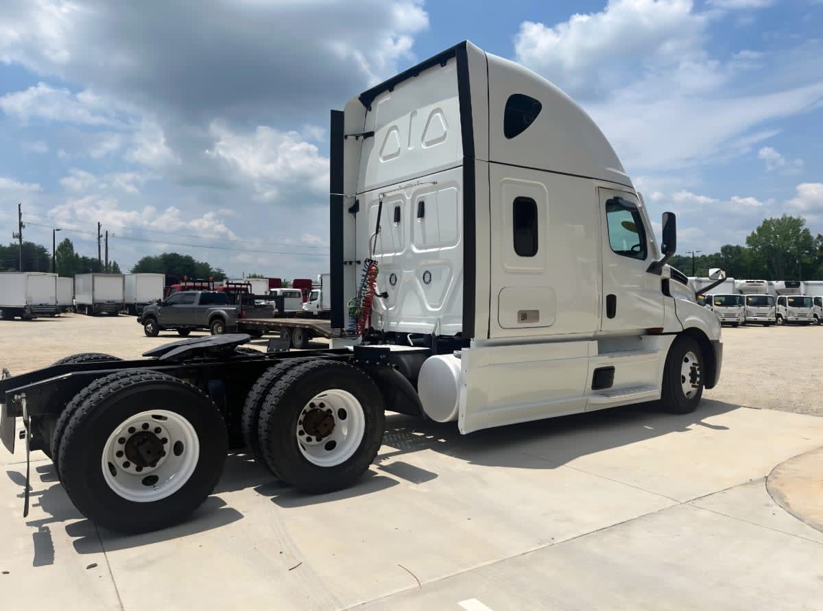 2021 Freightliner Cascadia in Greensboro, NC — photo 4