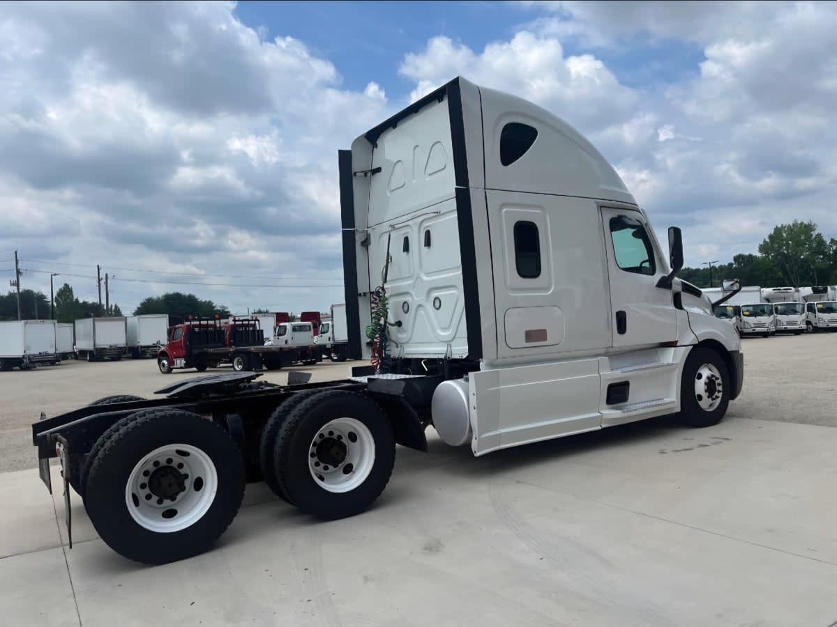 2021 Freightliner Cascadia in Greensboro, NC — photo 4