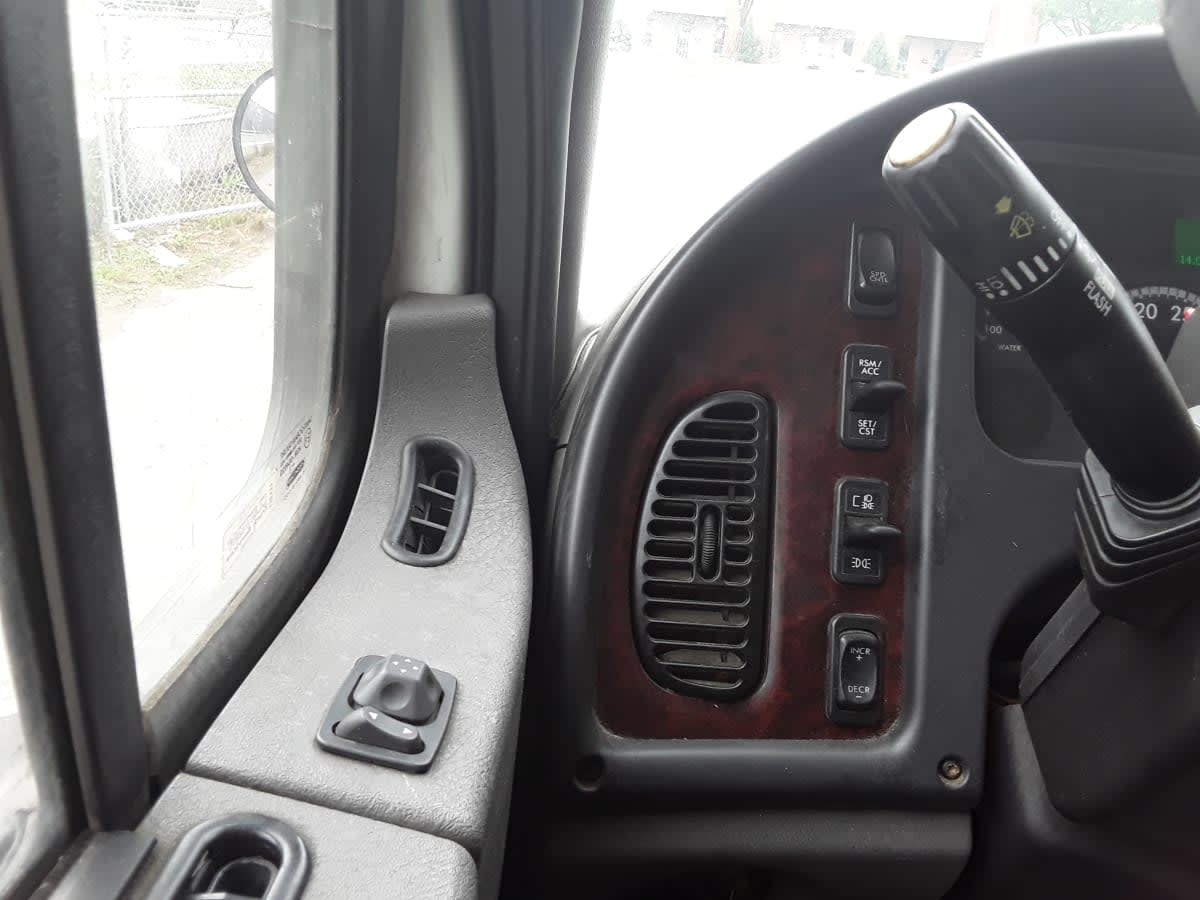2018 Freightliner M2 106 221100