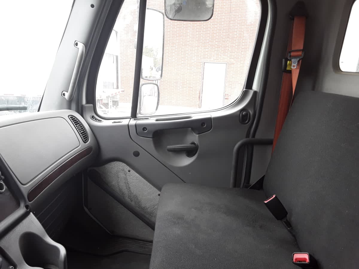 2018 Freightliner M2 106 221100