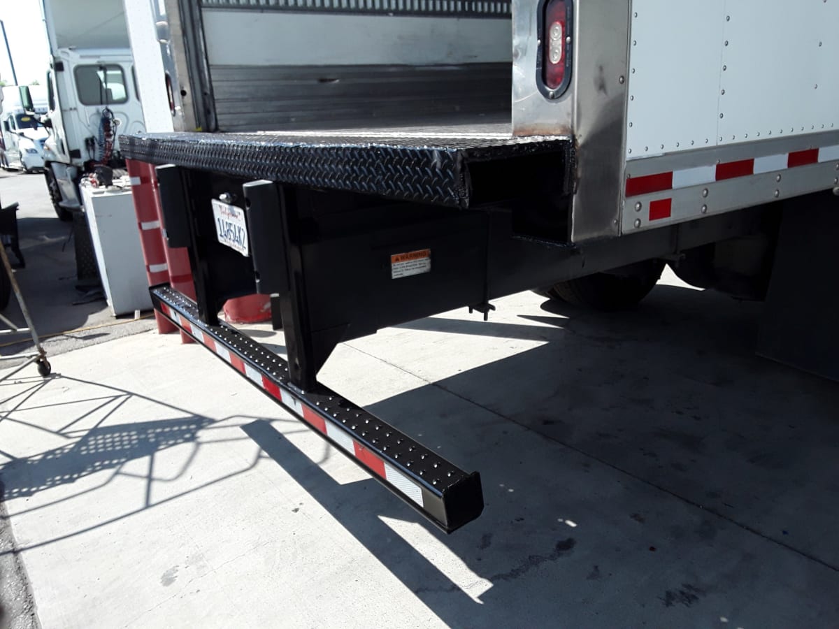 2018 Freightliner/Mercedes M2 106 221149