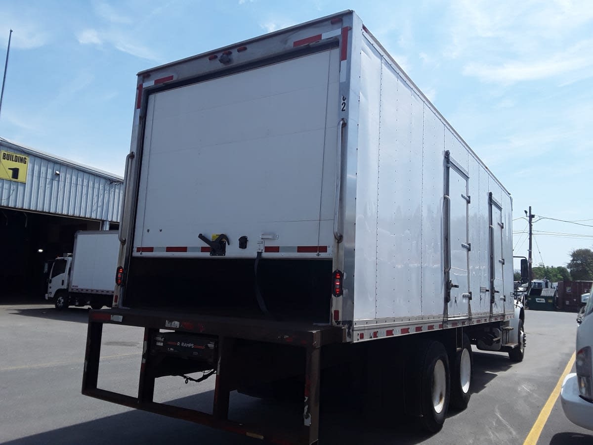 2018 Freightliner M2 106 221282