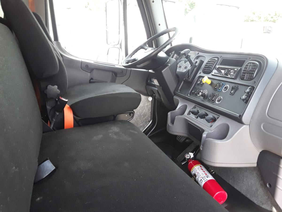2018 Freightliner M2 106 221581