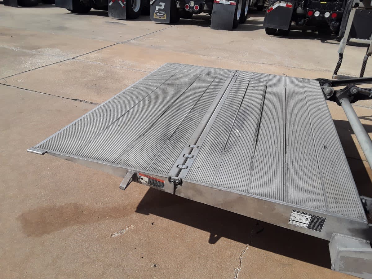 2018 Freightliner M2 106 221581