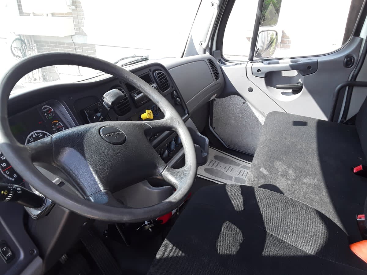 2018 Freightliner M2 106 221581