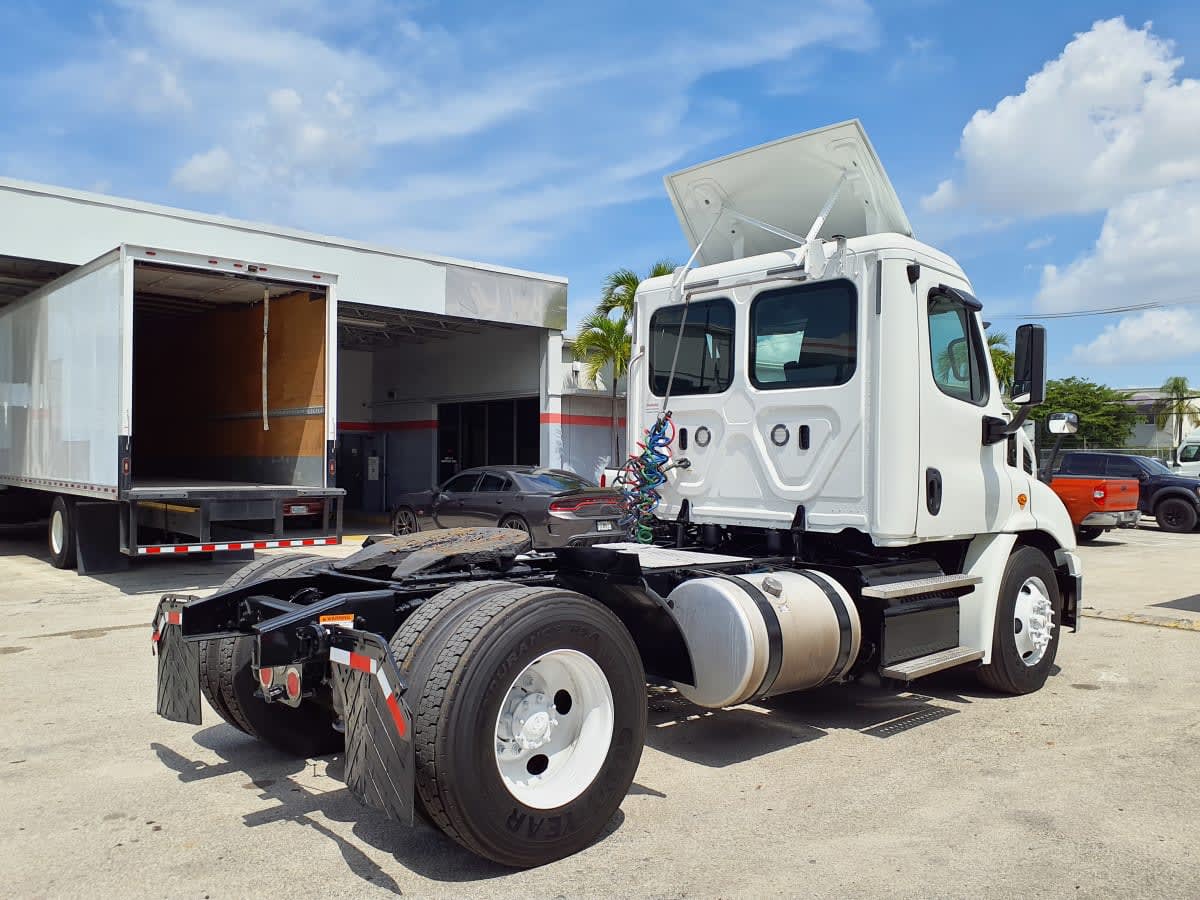 2018 Freightliner Cascadia in Miami, FL — photo 4