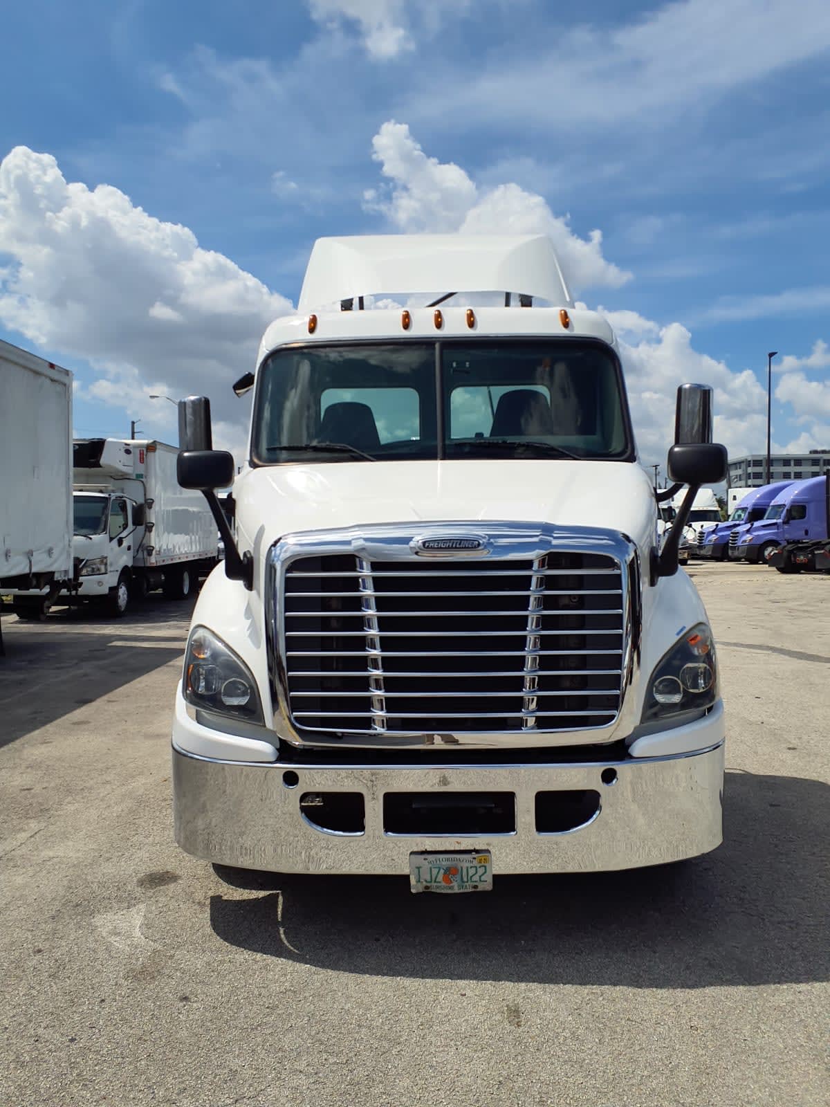 2018 Freightliner Cascadia in Miami, FL — photo 2