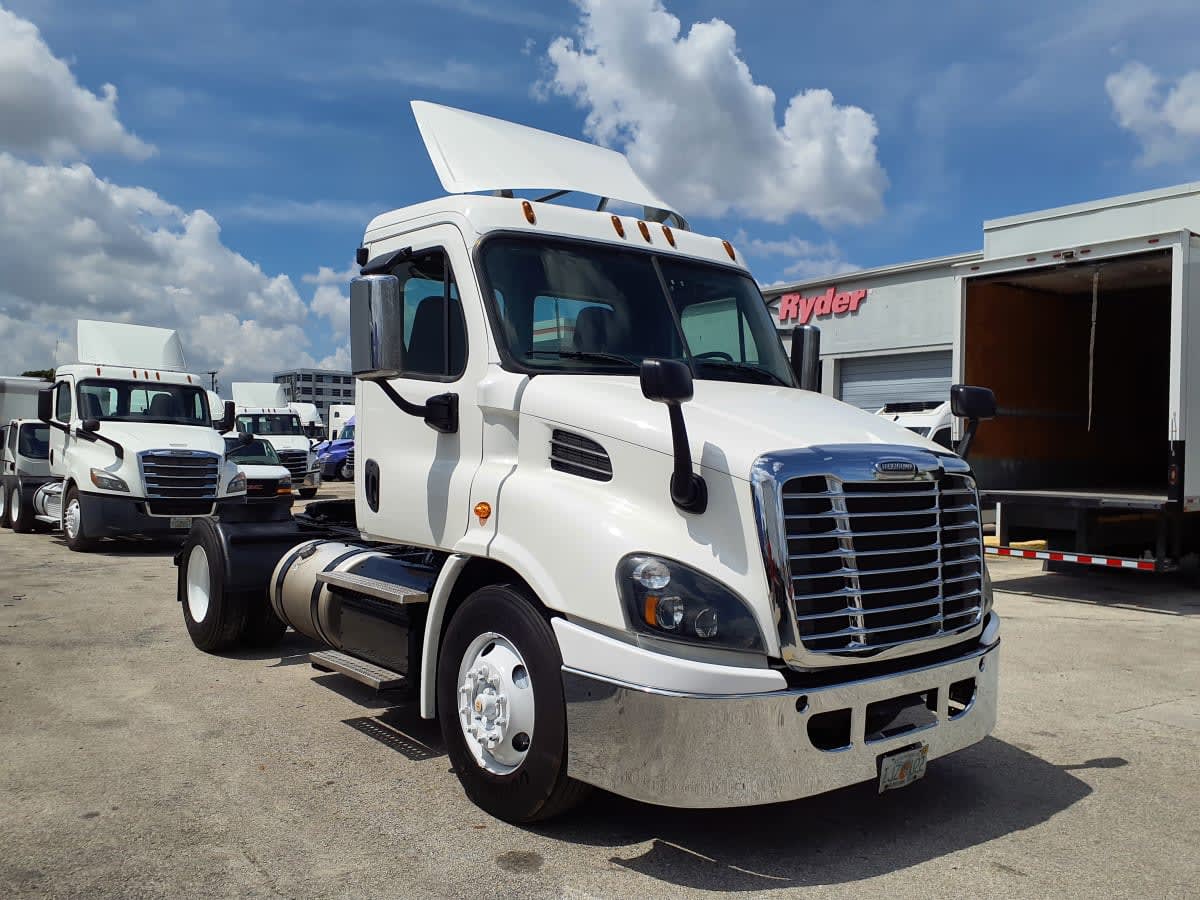 2018 Freightliner Cascadia in Miami, FL — photo 3