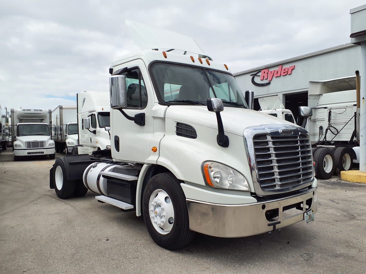 2018 Freightliner Cascadia in Miami, FL — photo 3