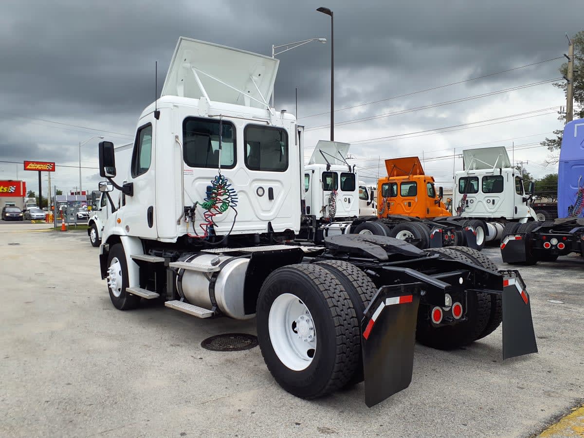 2018 Freightliner Cascadia in Miami, FL — photo 6