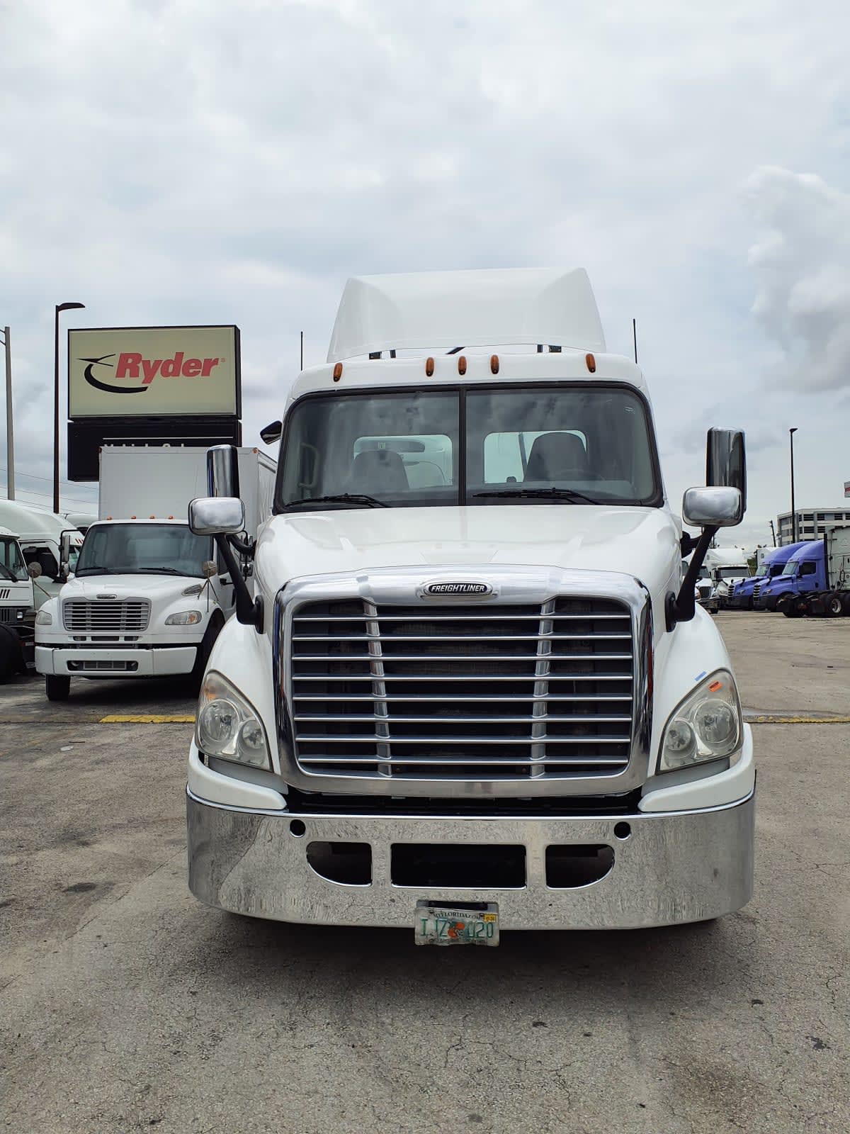 2018 Freightliner Cascadia in Miami, FL — photo 2
