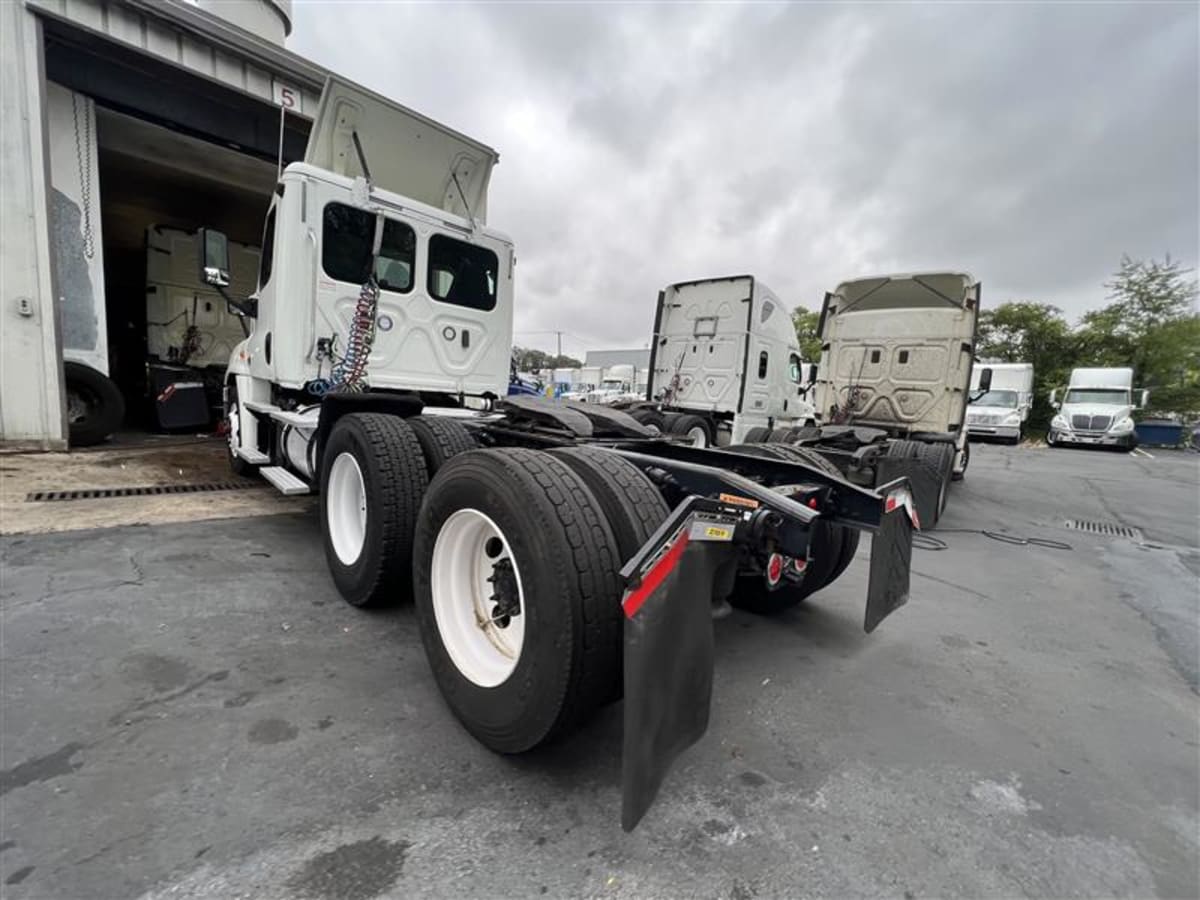 2018 Freightliner/Mercedes CASCADIA 125 221908