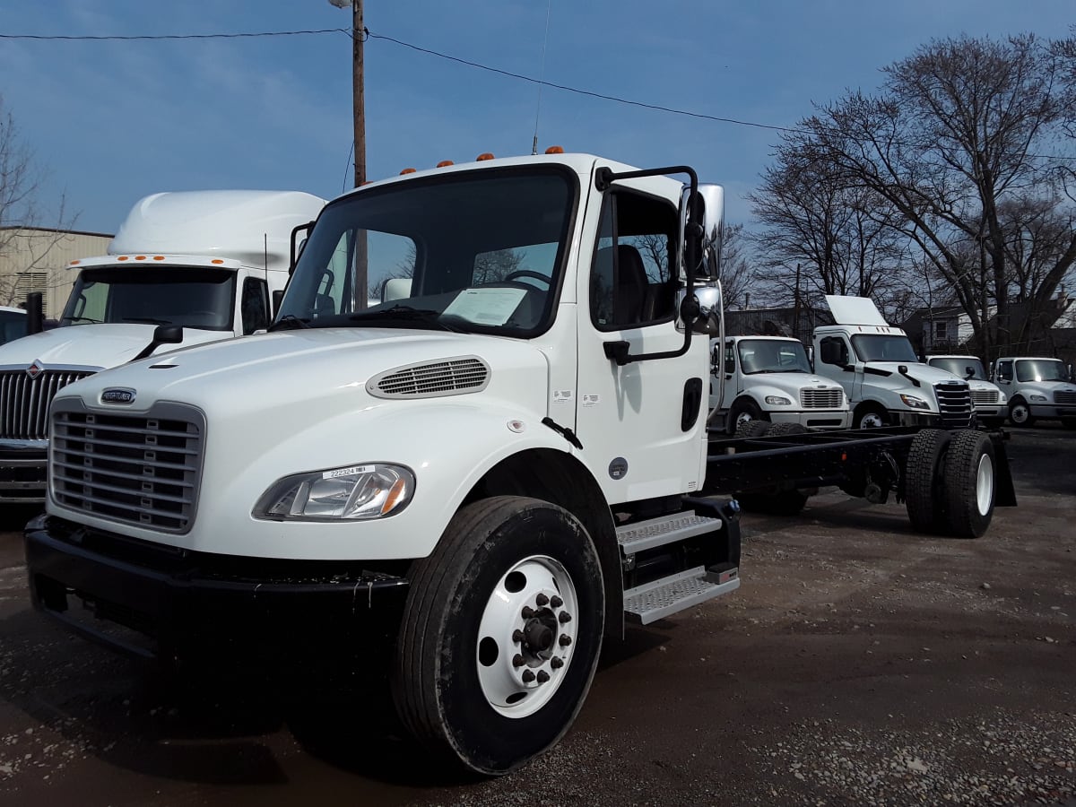 2018 Freightliner/Mercedes M2 106 222324