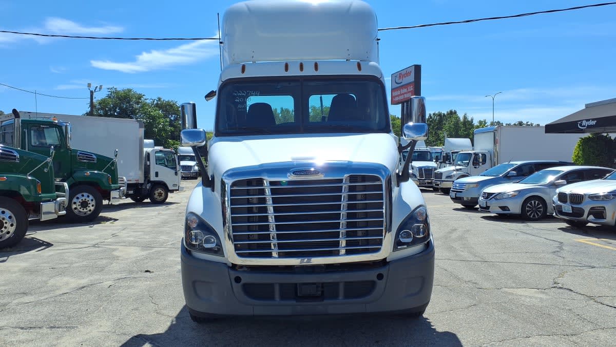 2018 Freightliner Cascadia in Warwick, RI — photo 2
