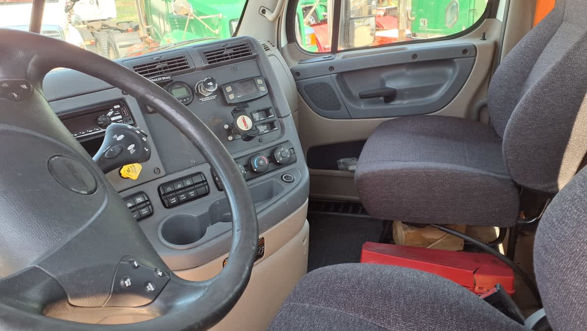 2018 Freightliner Cascadia in Warwick, RI — photo 7