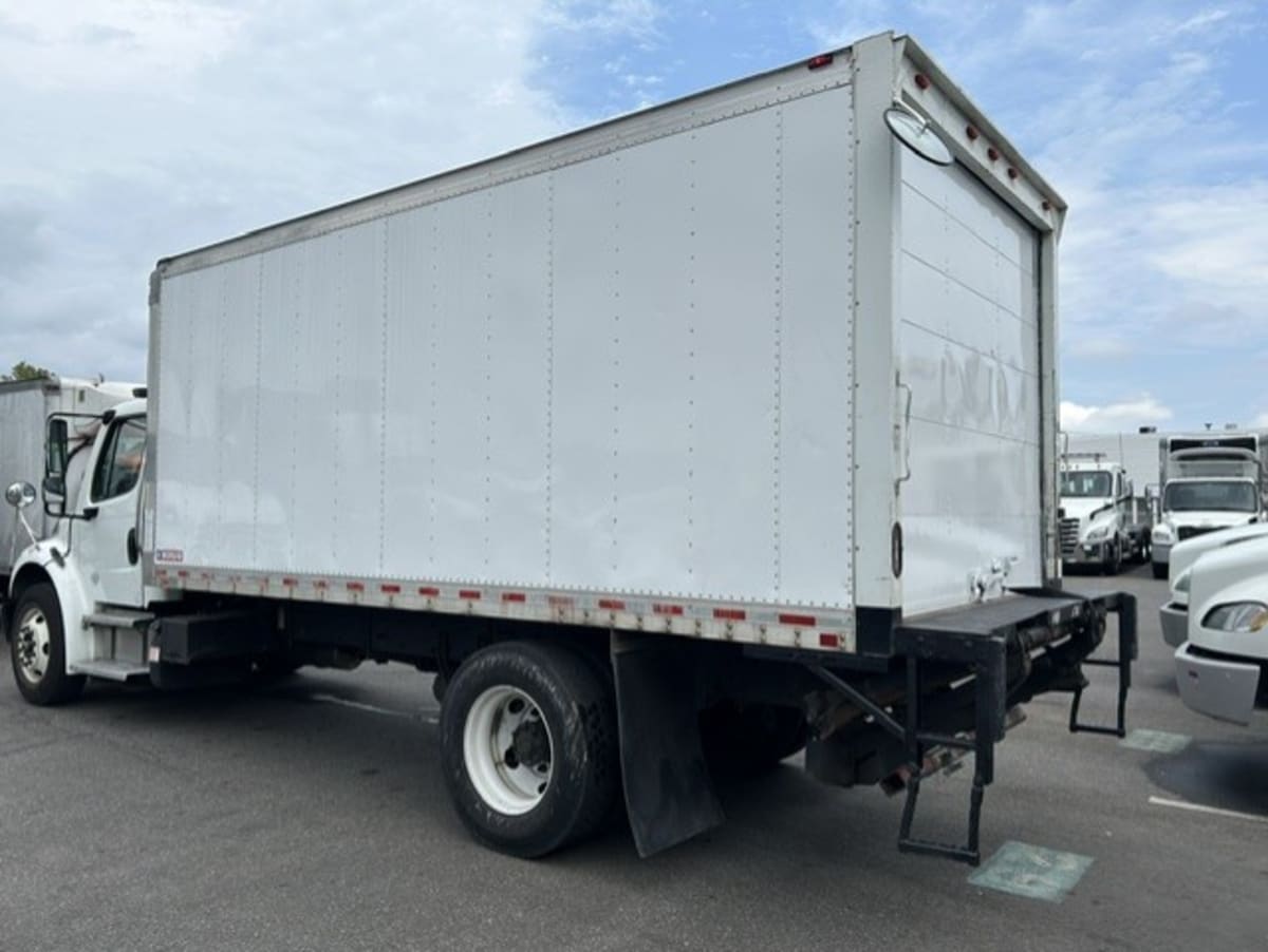 2020 Freightliner M2 106 in Farmingdale, NY — photo 6