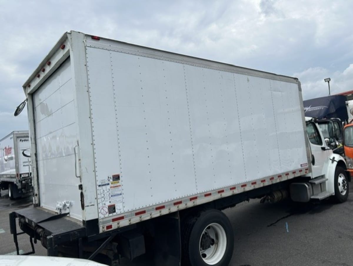 2020 Freightliner M2 106 in Farmingdale, NY — photo 4
