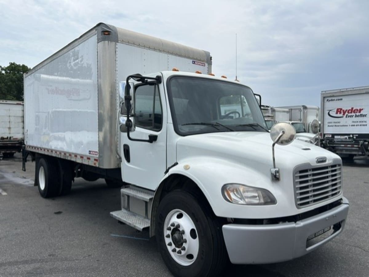 2020 Freightliner M2 106 in Farmingdale, NY — photo 3