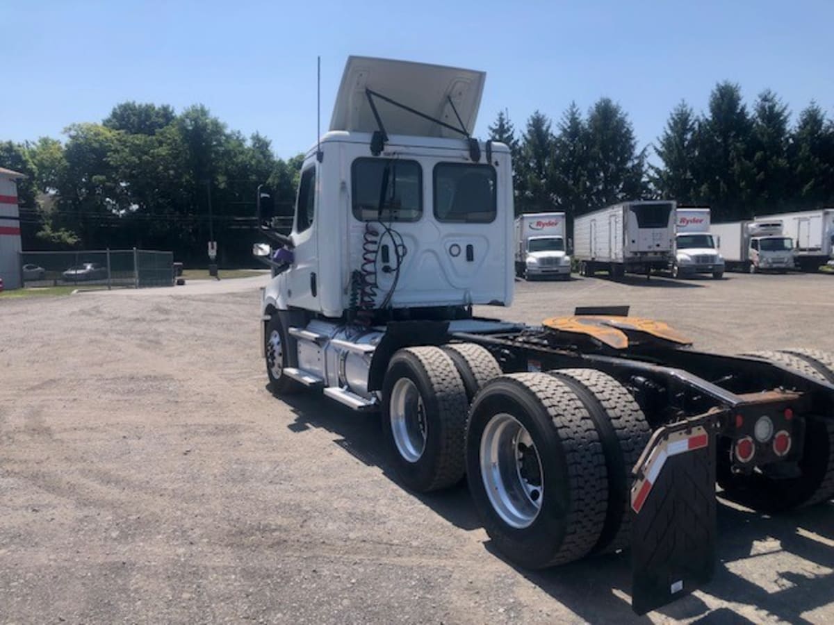 2020 Freightliner Cascadia in Allentown, PA — photo 6