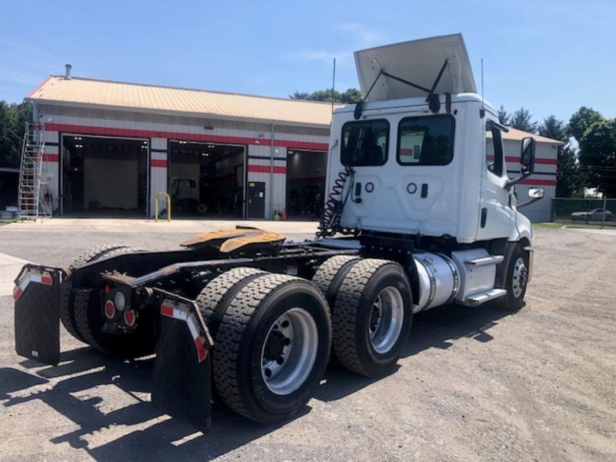 2020 Freightliner Cascadia in Allentown, PA — photo 4