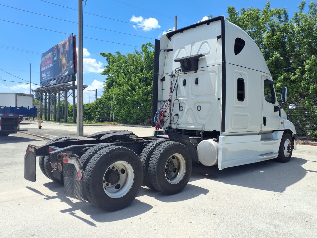2020 Freightliner Cascadia in Davie, FL — photo 4