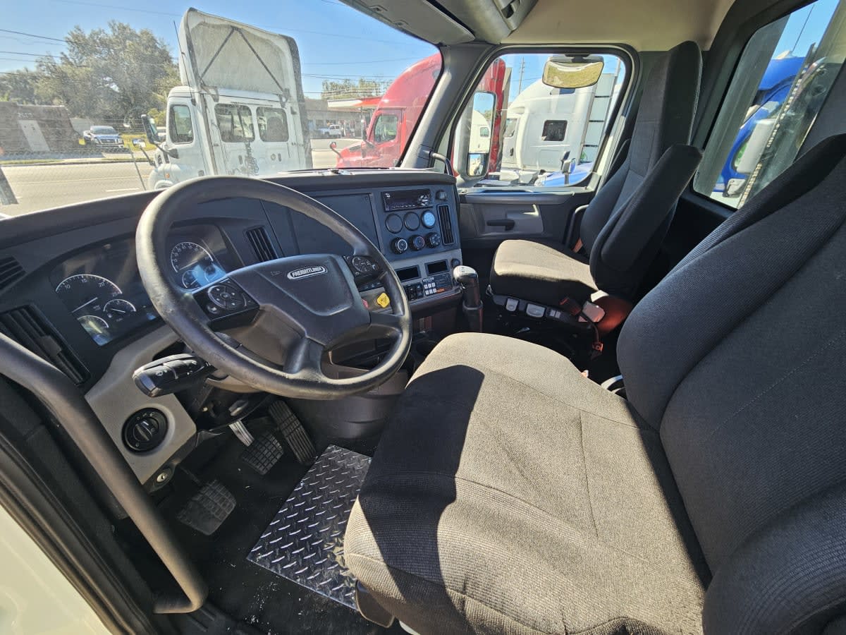 2021 Freightliner - image 7