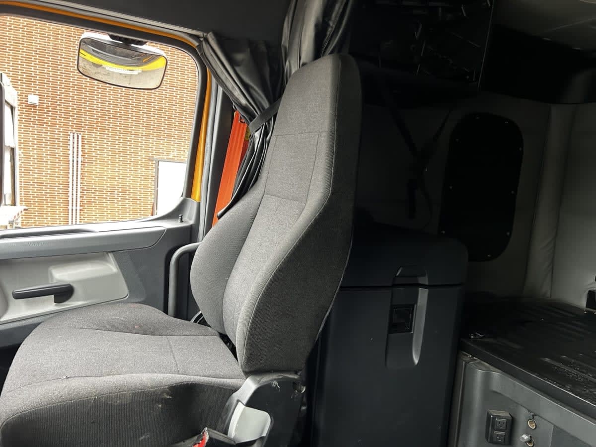 2020 Freightliner NEW CASCADIA 126 233730