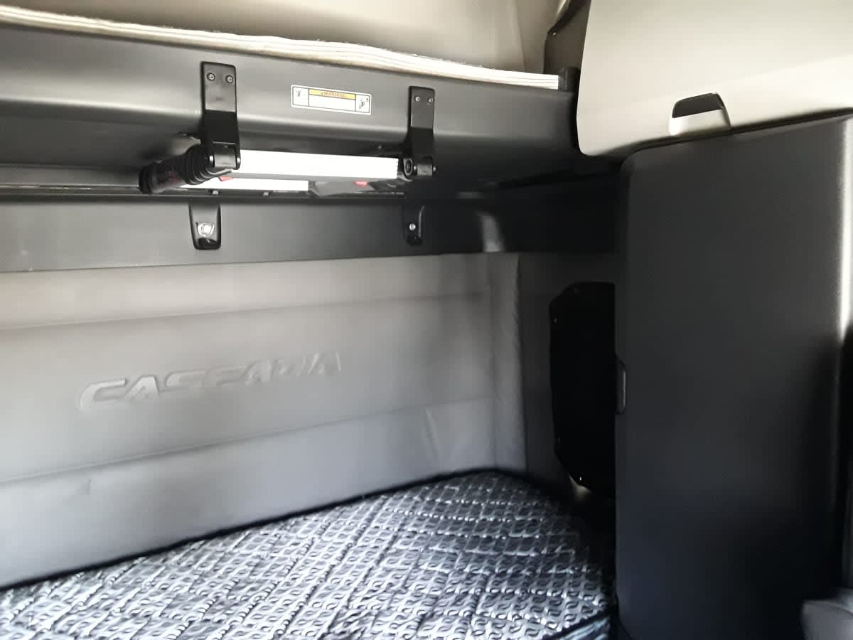 2020 Freightliner Cascadia in Montebello, CA — photo 8