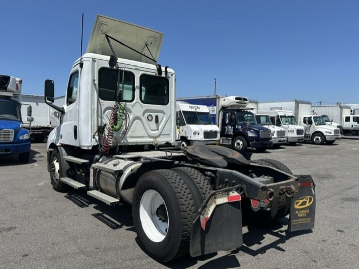 2020 Freightliner Cascadia in Farmingdale, NY — photo 6