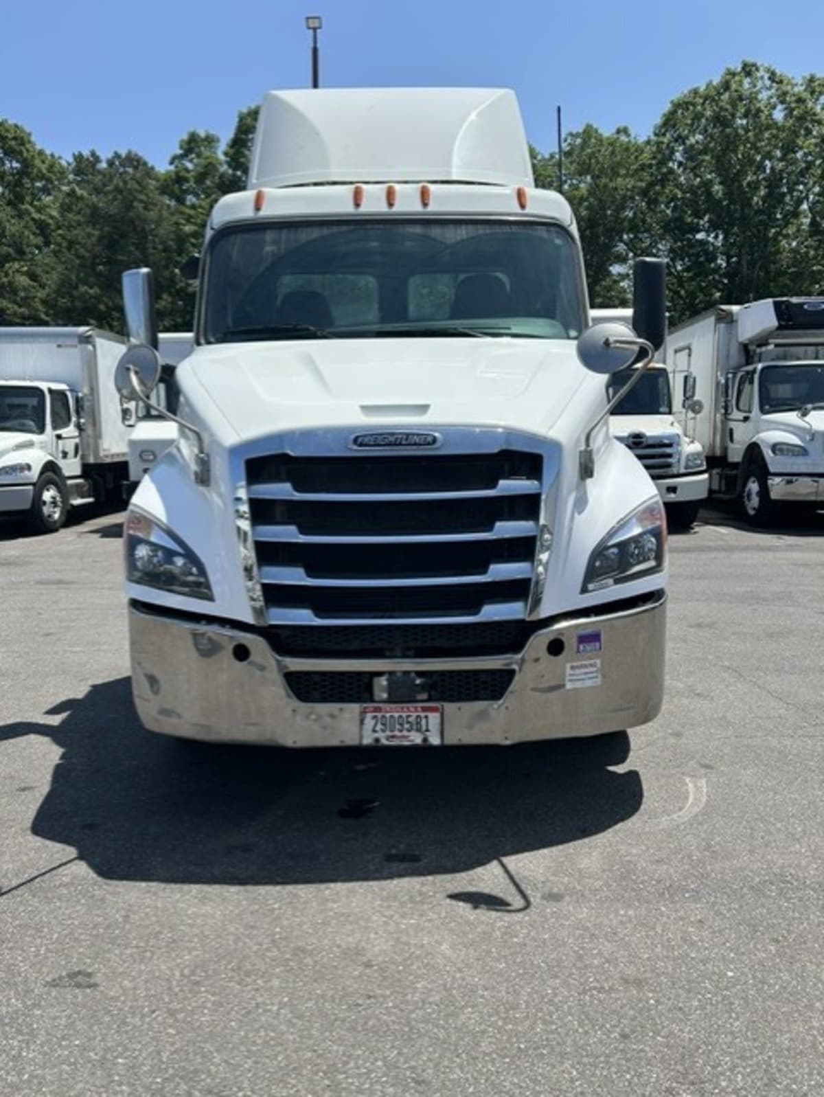 2020 Freightliner Cascadia in Farmingdale, NY — photo 2