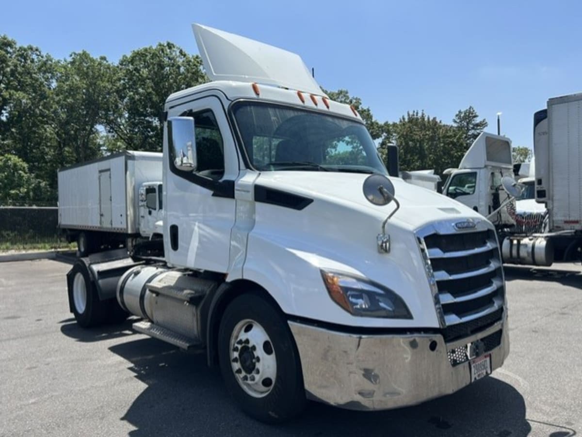 2020 Freightliner Cascadia in Farmingdale, NY — photo 3