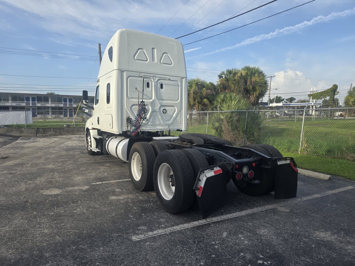 2020 Freightliner Cascadia in Tampa, FL — photo 4