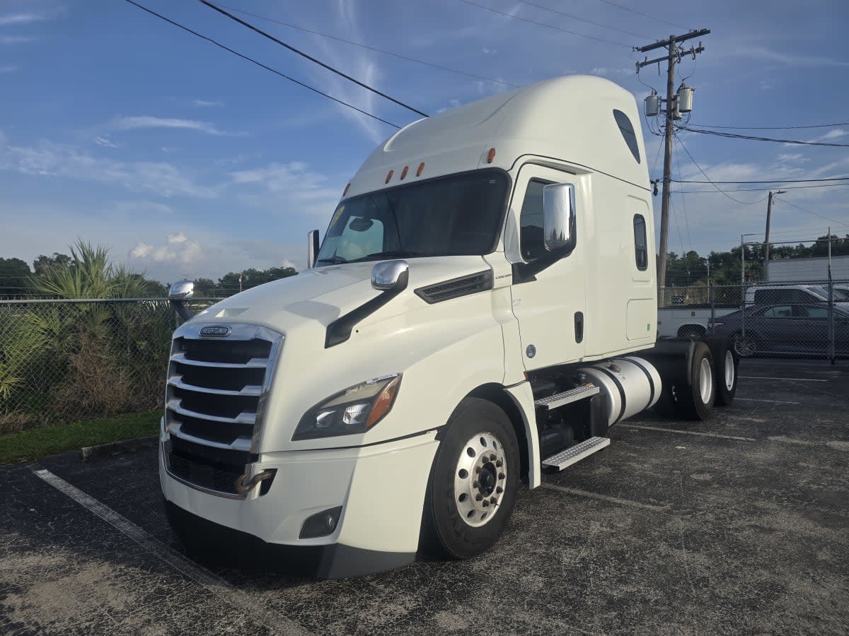 2020 Freightliner Cascadia in Tampa, FL — photo 3