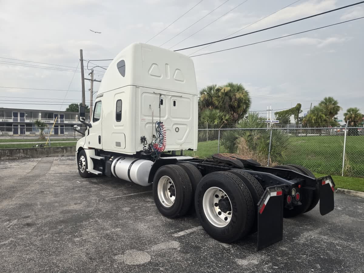 2020 Freightliner Cascadia in Tampa, FL — photo 4