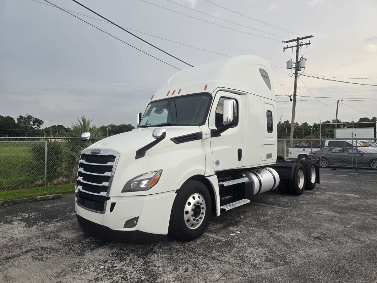 2020 Freightliner Cascadia in Tampa, FL — photo 3