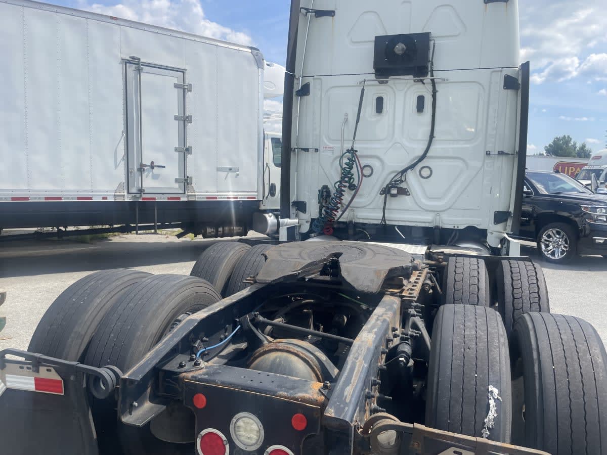 2020 Freightliner Cascadia in Beltsville, MD — photo 5