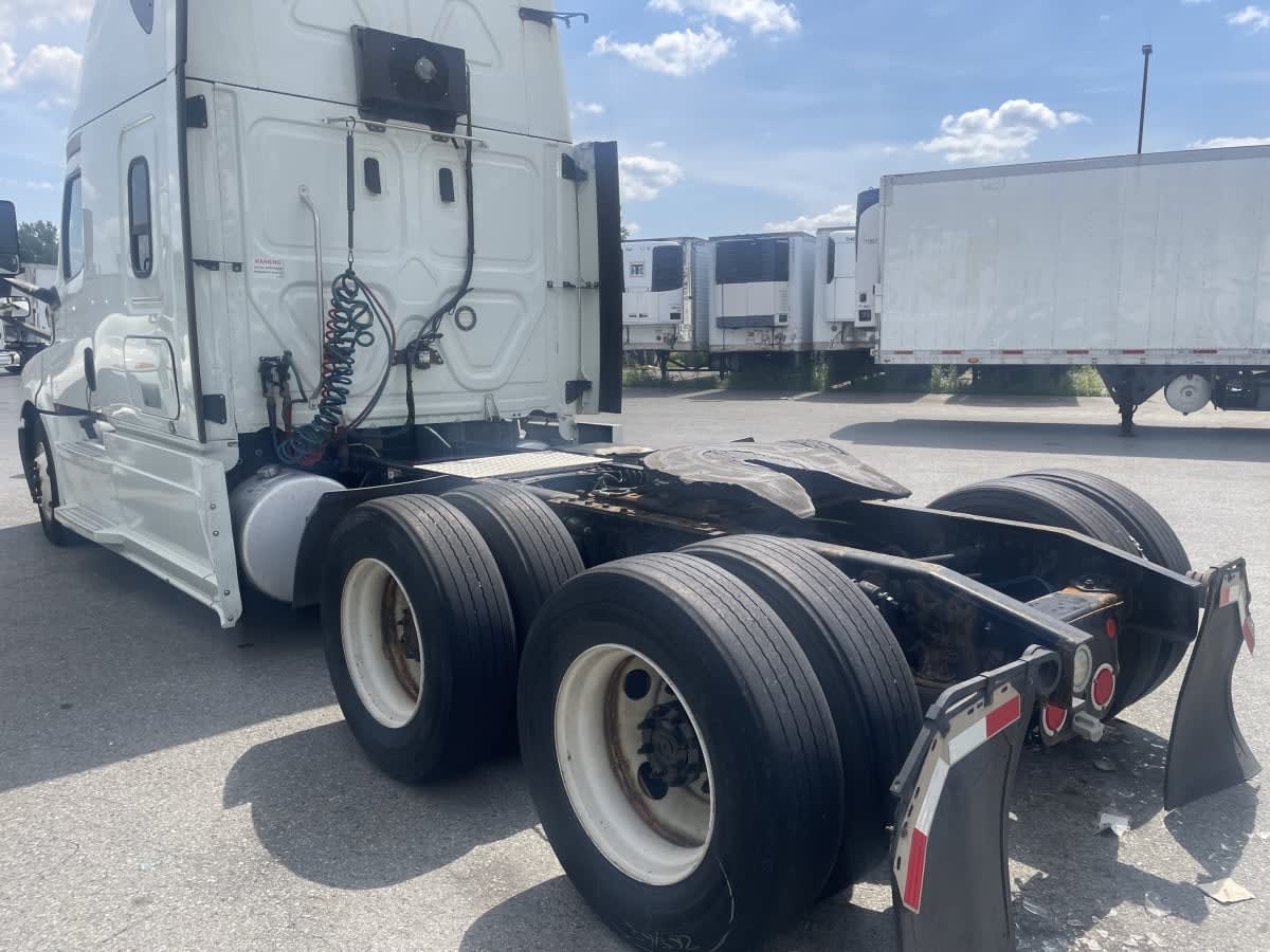 2020 Freightliner Cascadia in Beltsville, MD — photo 6