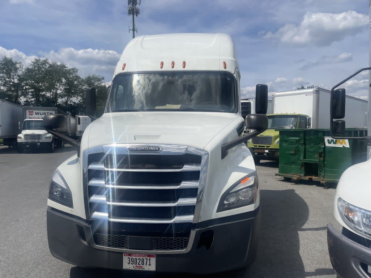 2020 Freightliner Cascadia in Beltsville, MD — photo 2