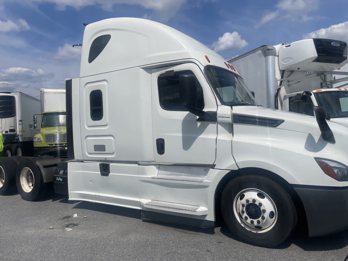 2020 Freightliner Cascadia in Beltsville, MD — photo 3