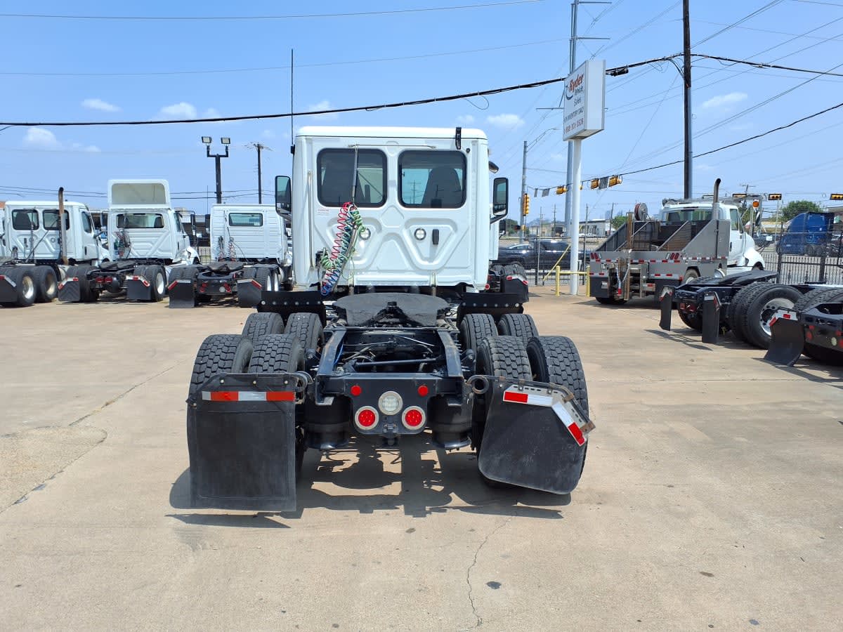 2020 Freightliner Cascadia in Dallas, TX — photo 5