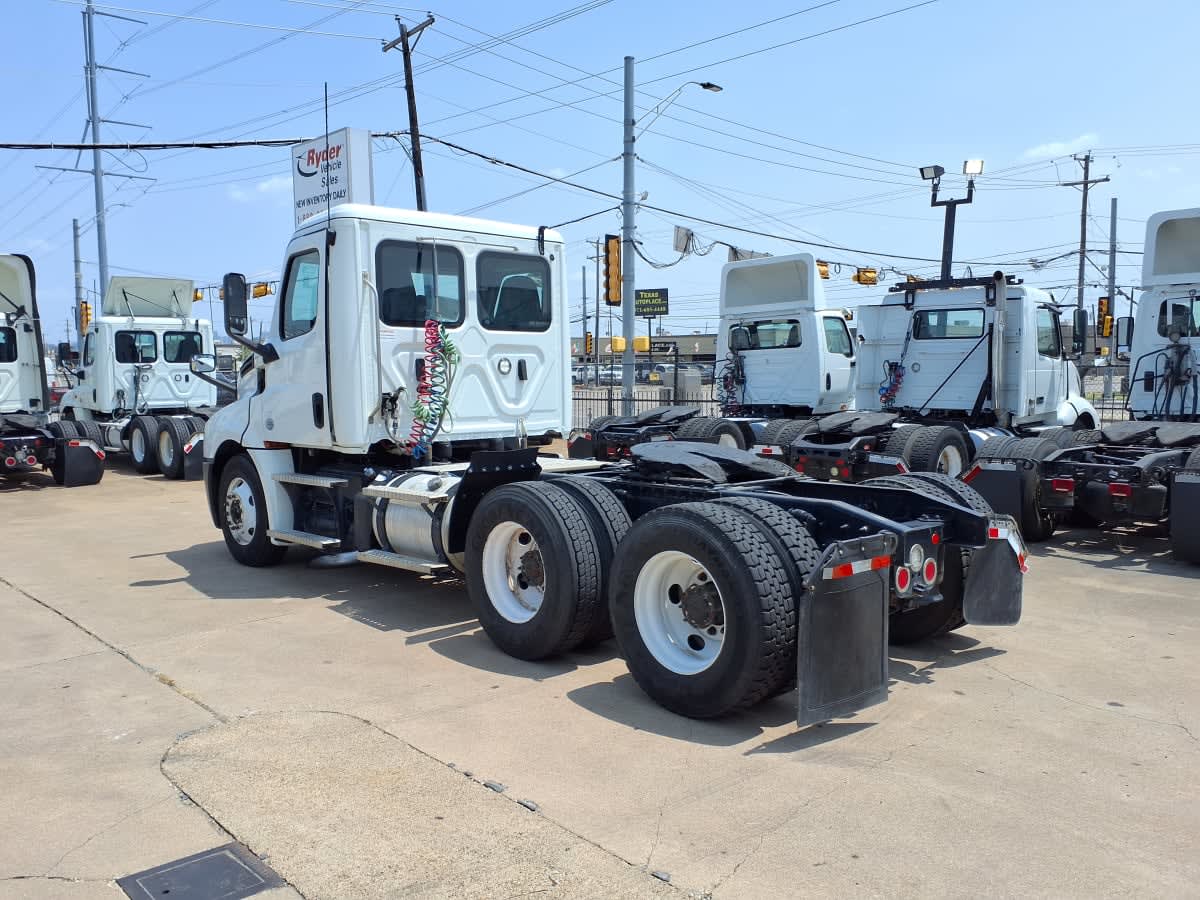 2020 Freightliner Cascadia in Dallas, TX — photo 6